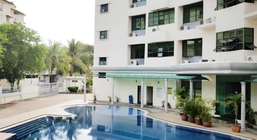 Stallions Suites Penang Jelutong Εξωτερικό φωτογραφία